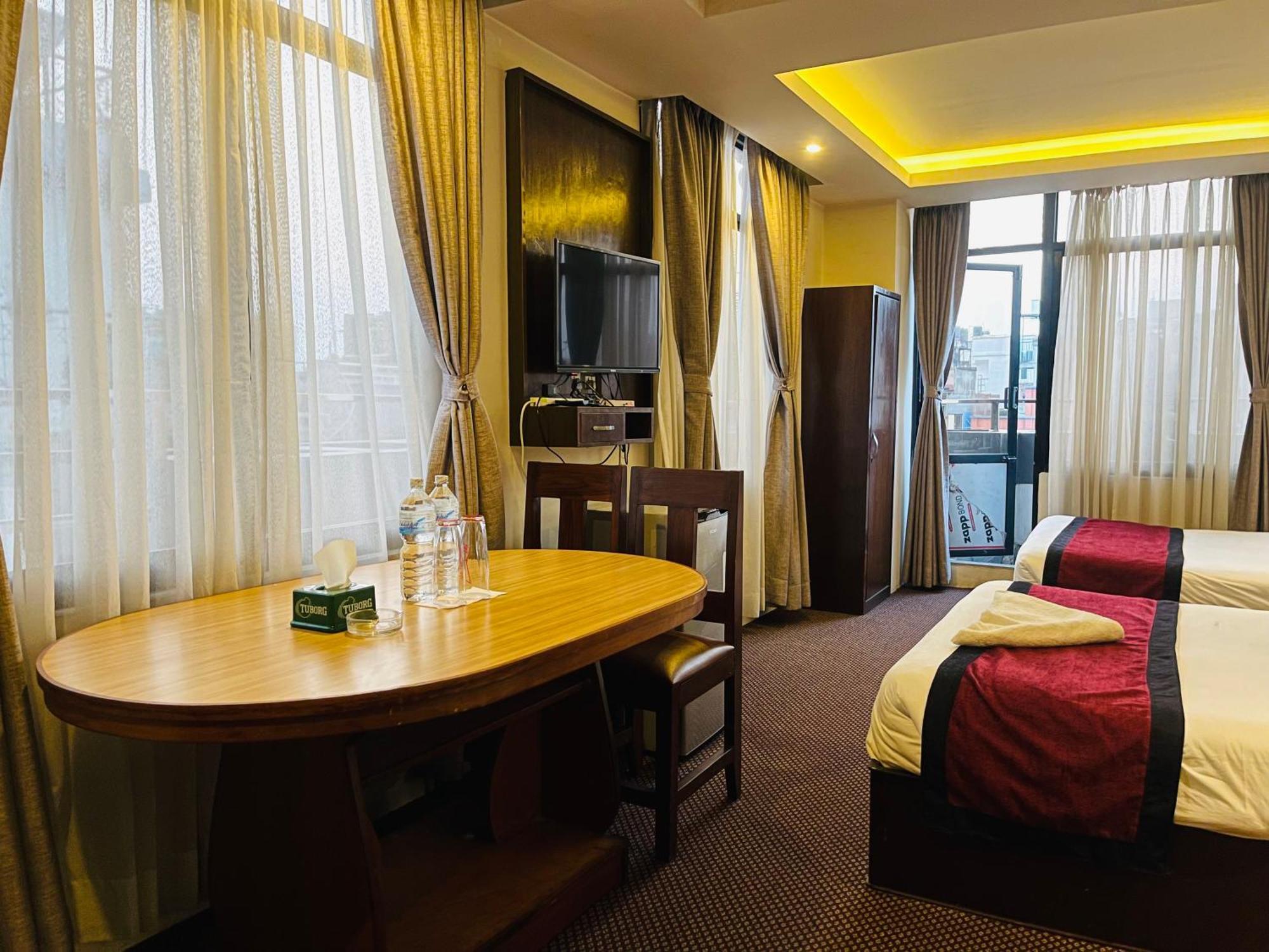 Hotel De Universal Катманду Екстериор снимка