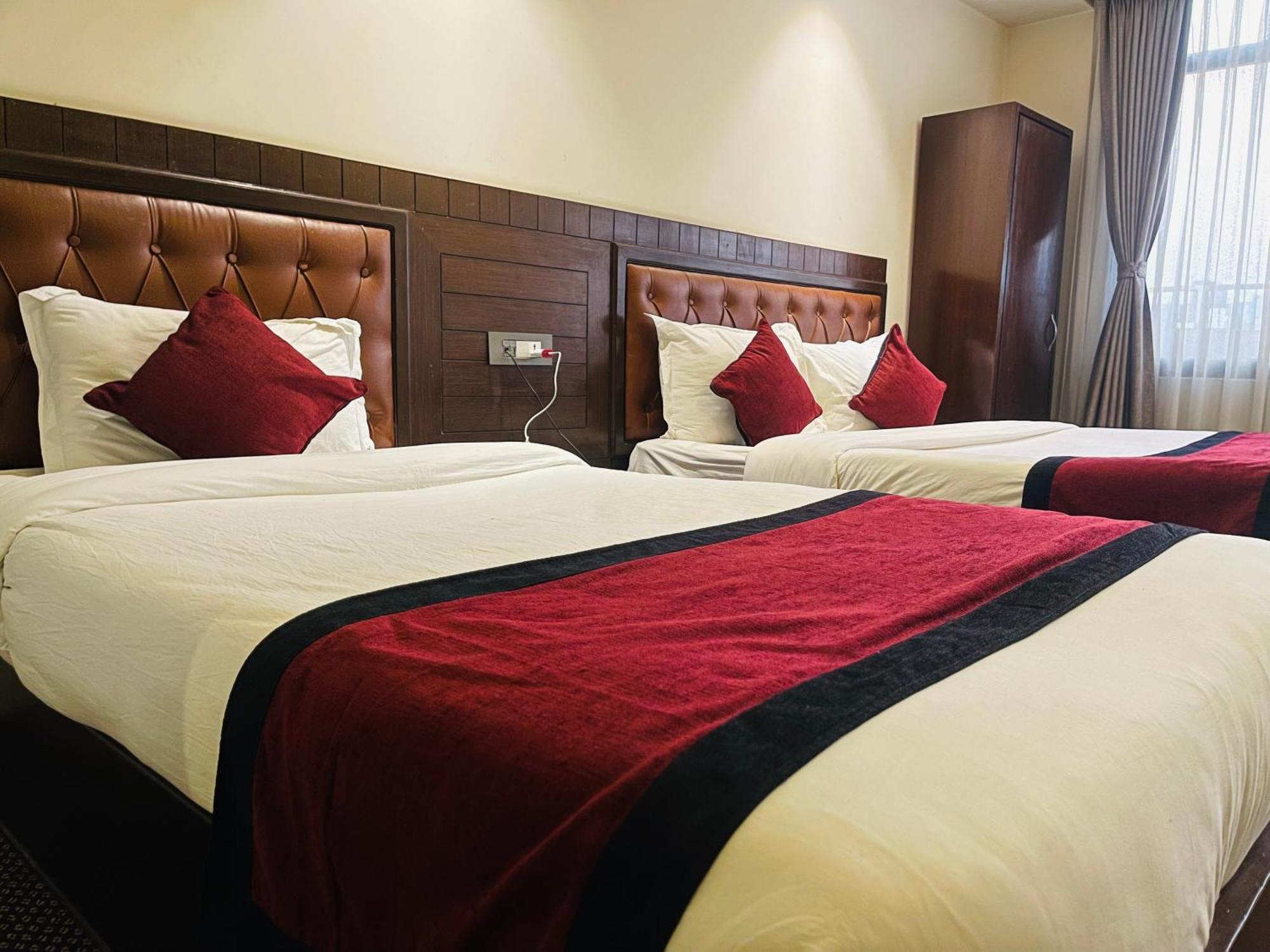 Hotel De Universal Катманду Екстериор снимка