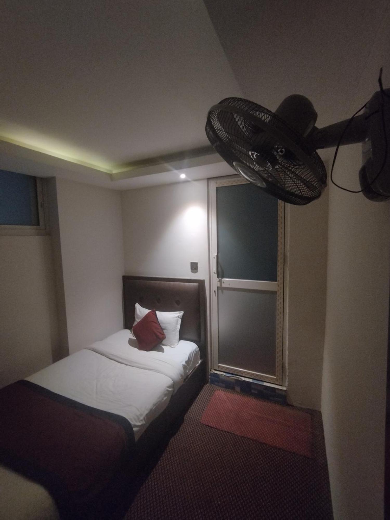Hotel De Universal Катманду Екстериор снимка
